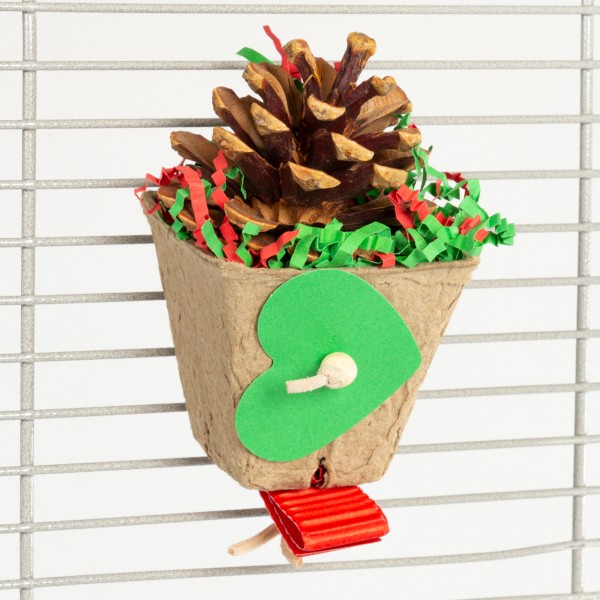 Pinecone Cup - Knabberspielzeug zur Wandbefestigung - grün/rot | ca. 13 x 6 x 6 cm